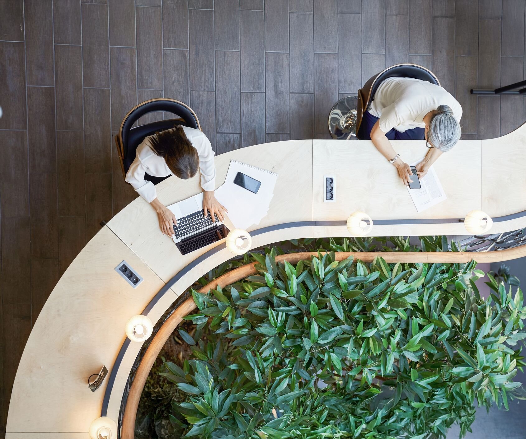 Web_Wide-Young student and adult woman working at the same desk