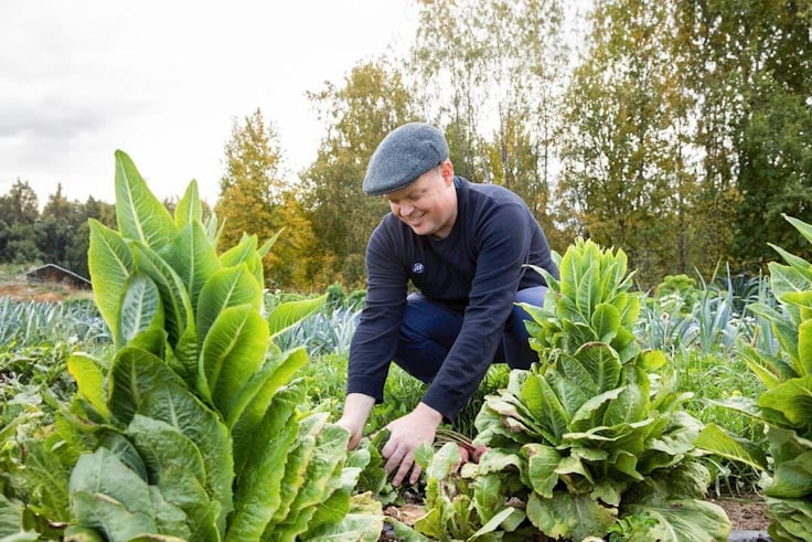 Web_Desktop-2024_ISS_FI_Chef in Field_100kb