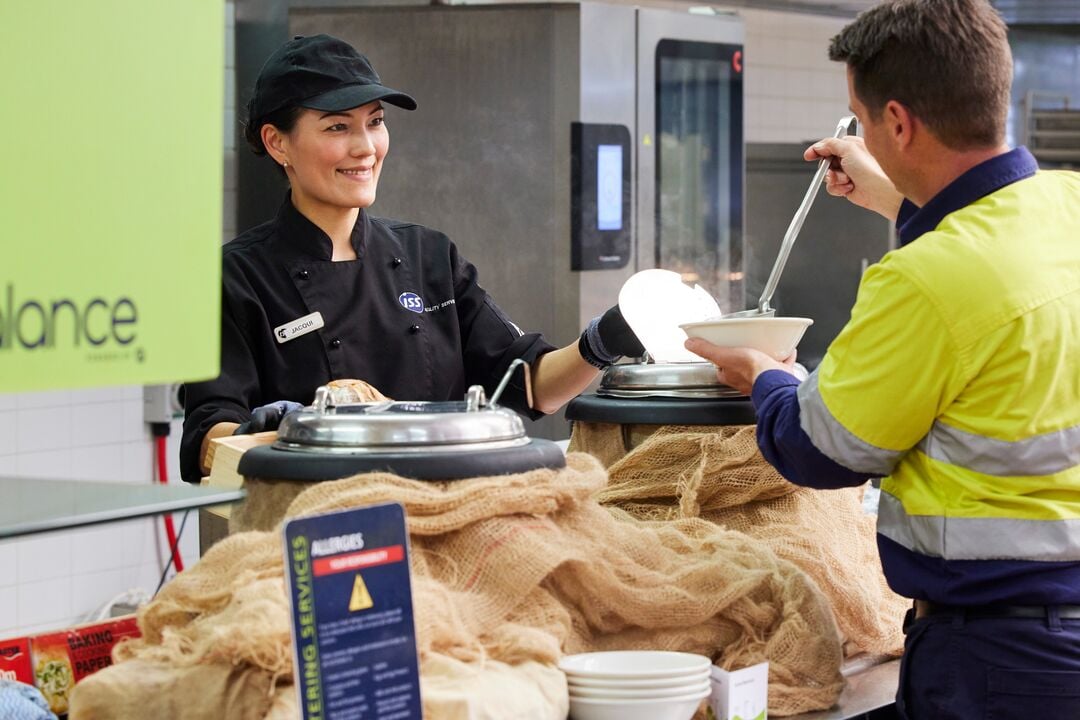 Web_Desktop-food assistant serving soup I&M industry and manufacturing